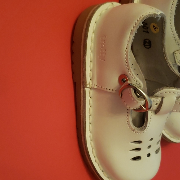 White kids trotty shoes - Picture 2 of 5